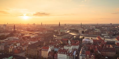 Udsigt over Københavns tage i solopgang