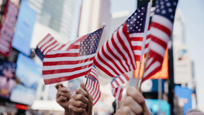 Hænder med amerikanske flag