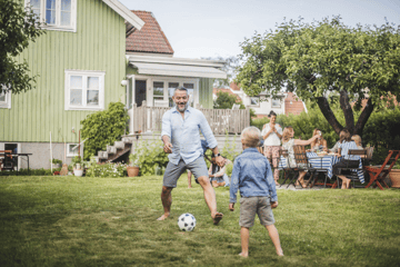 Familie hygger i haven