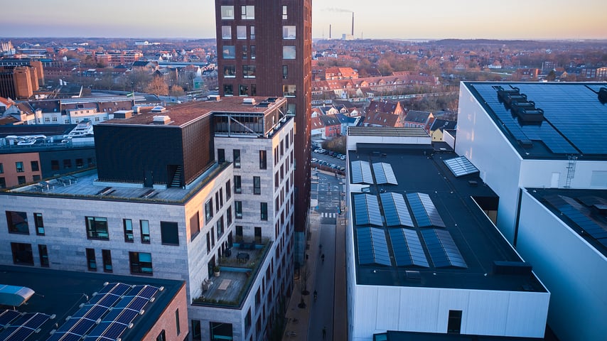 I Odense har man flere steder etableret solcelleanlæg på toppen af ejendomme.