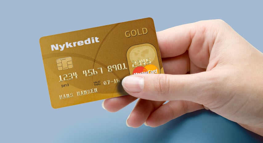 Hånd holder Nykredit MasterCard Gold 